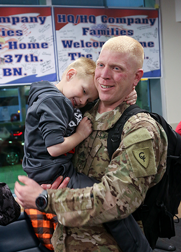 Member of the Ohio Army National Guard’s 1st Battalion, 137th Aviation Regiment reunite with loved one.