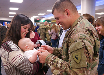 Member of the Ohio Army National Guard’s 1st Battalion, 137th Aviation Regiment reunite with loved one.