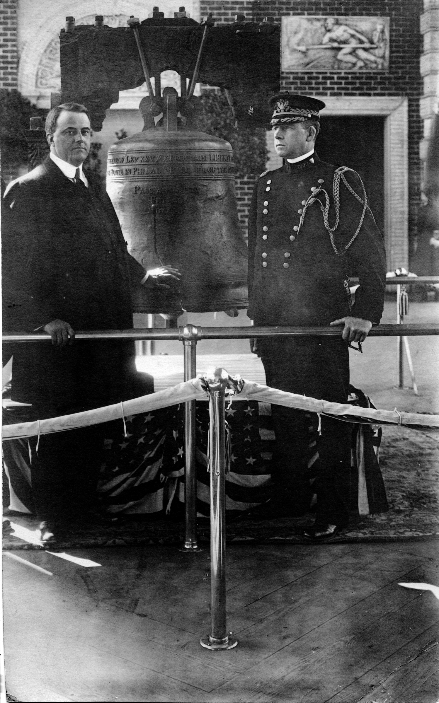  Black and white photo governor and Hough beside the liberty bell. 