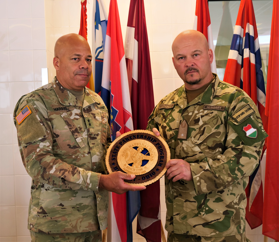 Maj. Gen. John C. Harris Jr. presents plaque to Hungarian commander.